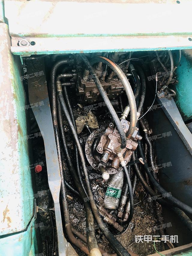 回转马达和主控阀（整机外观）