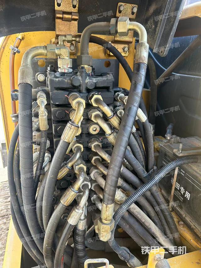 回转马达和主控阀（整机外观）