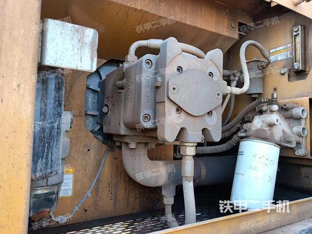 液压泵舱室正面整体（整机外观）