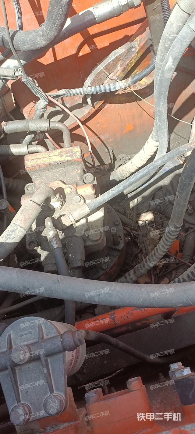 回转马达和主控阀（整机外观）