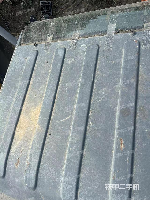 驾驶室顶部（整机外观）