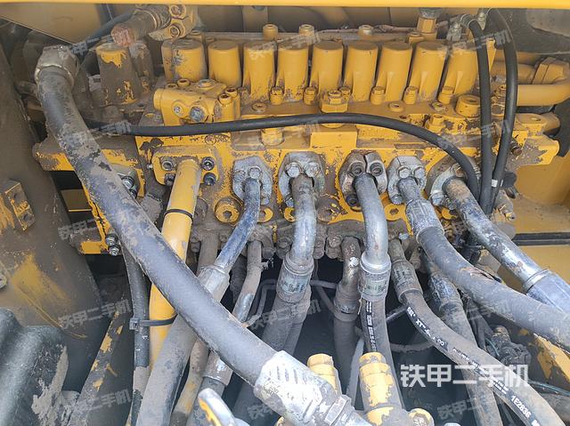 回转马达和主控阀（整机外观）