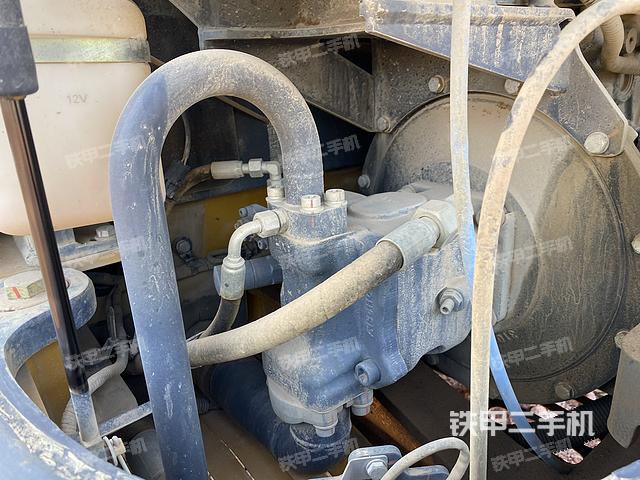 液压泵舱室正面整体（整机外观）