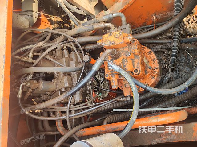 回转马达和主控阀（整机外观）