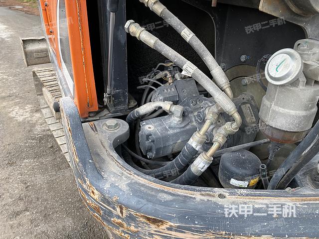 液压泵舱室正面整体（整机外观）