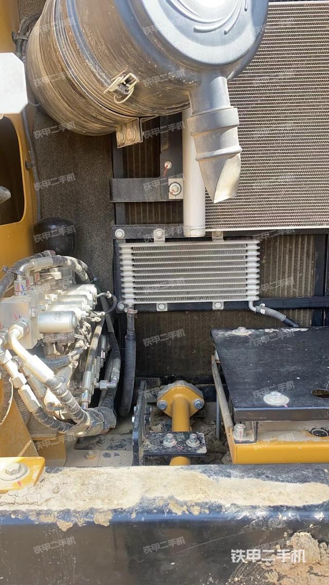 液压泵舱室正面整体（整机外观）