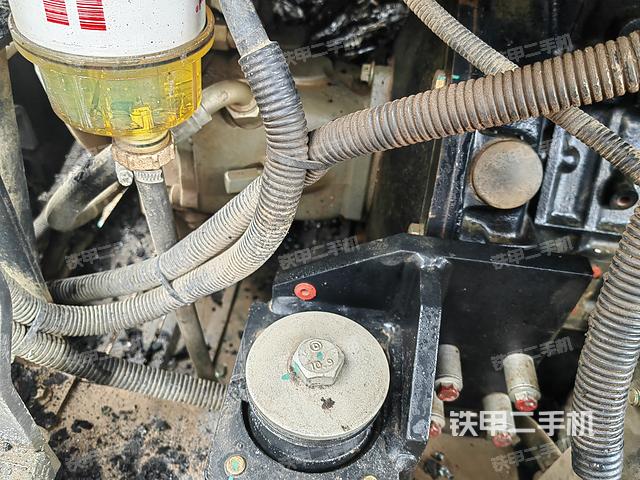 液压泵舱室正面整体（整机外观）