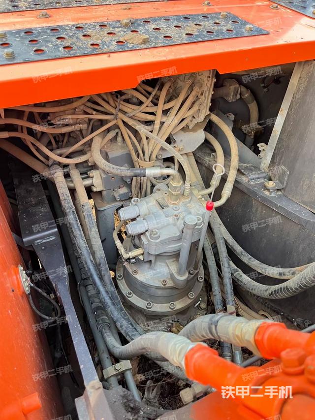 回转马达和主控阀（整机外观）