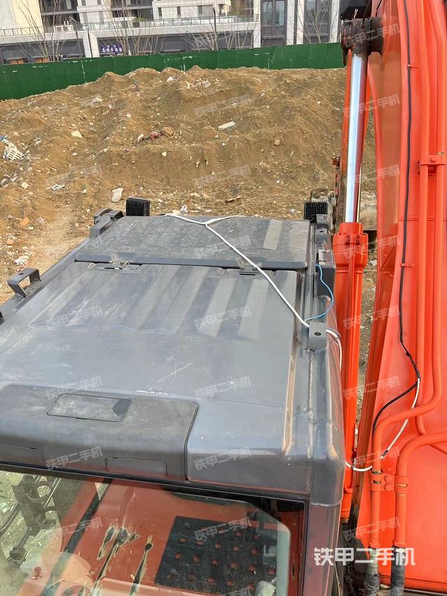 驾驶室顶部（整机外观）