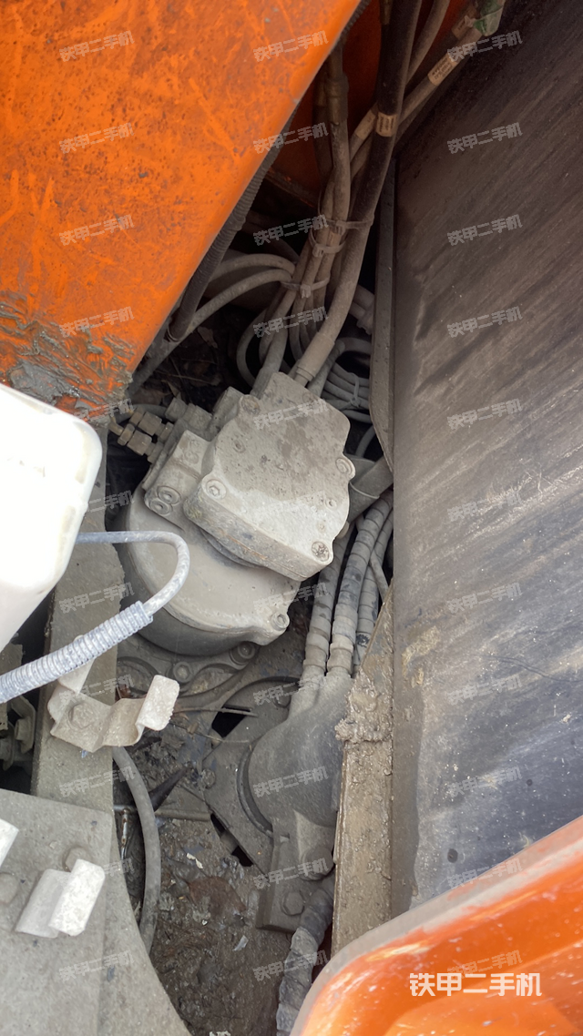 回转马达和主控阀（整机外观）