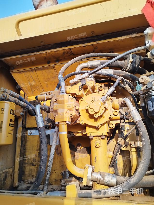 液压泵舱室正面整体（整机外观）