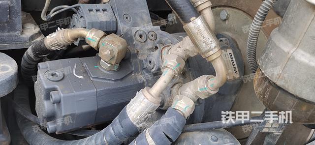 液压泵舱室正面整体（整机外观）