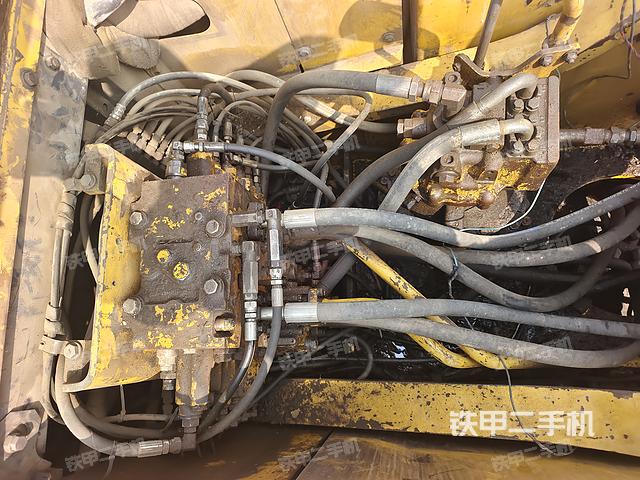 回转马达和主控阀（整机外观）