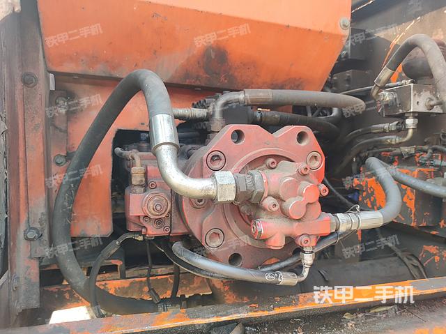 液压泵舱室正面整体（整机外观）