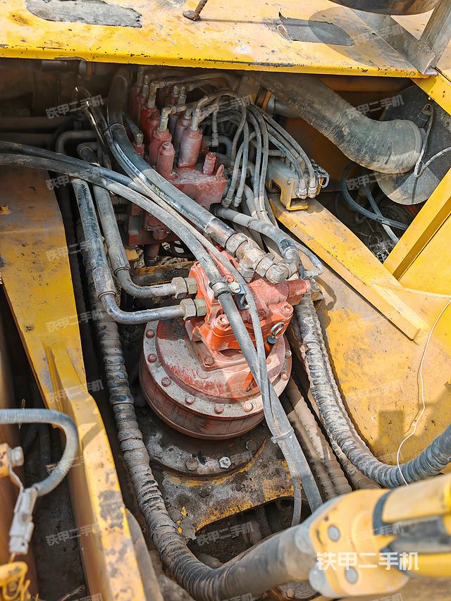 回转马达和主控阀（整机外观）