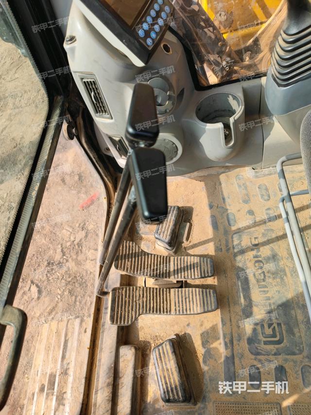 行走控制手柄和踏板?俯拍（駕駛室部分）