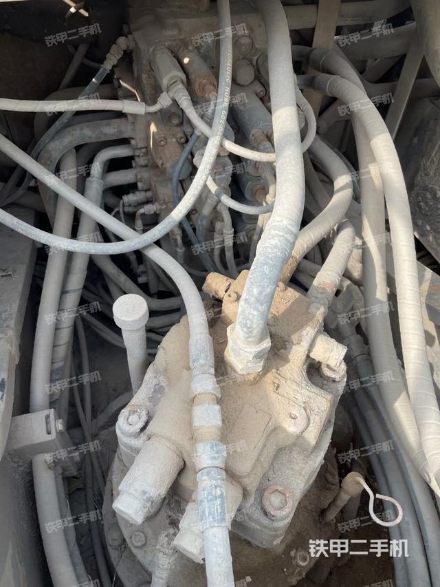 回转马达和主控阀（整机外观）