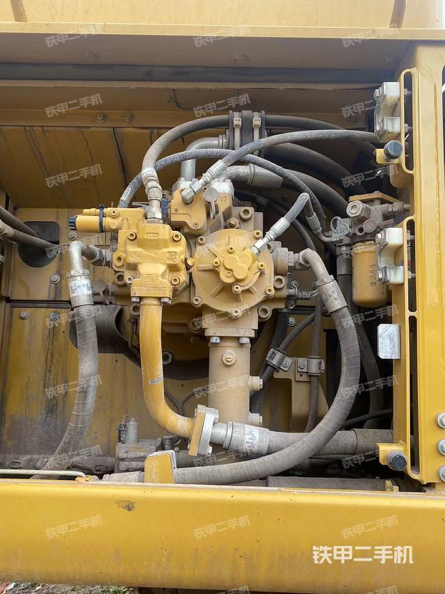 液压泵舱室正面整体（整机外观）