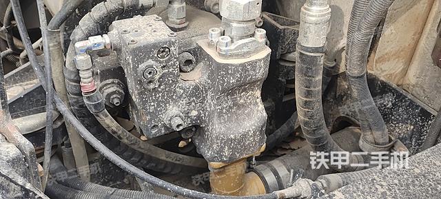 液压泵舱室正面整体（整机外观）