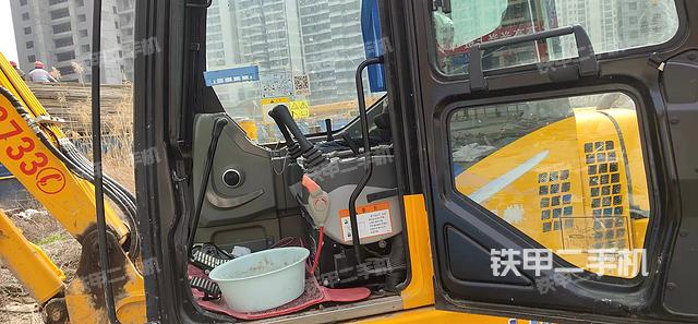 回转马达和主控阀（整机外观）