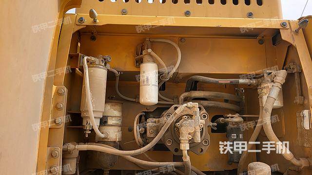 液压泵舱室正面整体（整机外观）