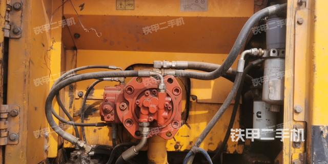 液压泵舱室正面整体（整机外观）