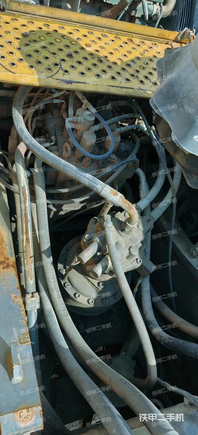 回转马达和主控阀（整机外观）