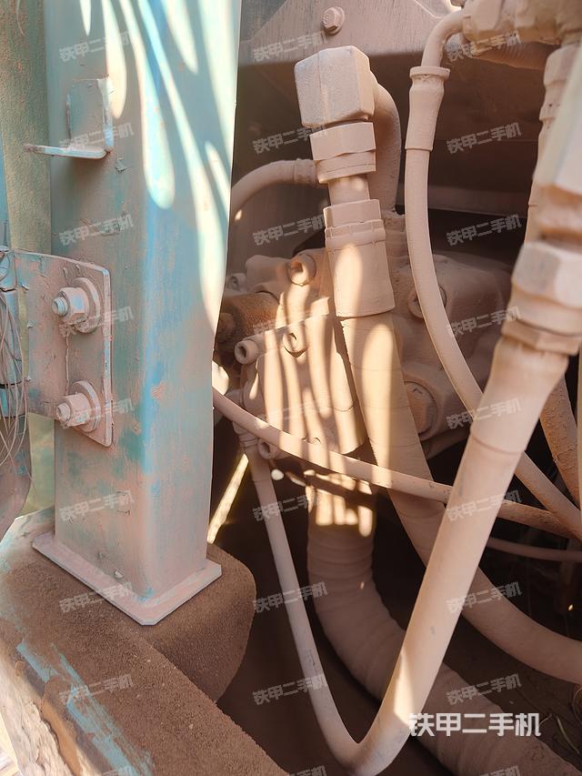 液压泵舱室正面整体（整机外观）