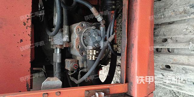 液压泵舱室正面整体（整机外观）