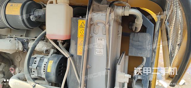 液压泵舱室正面整体（整机外观）