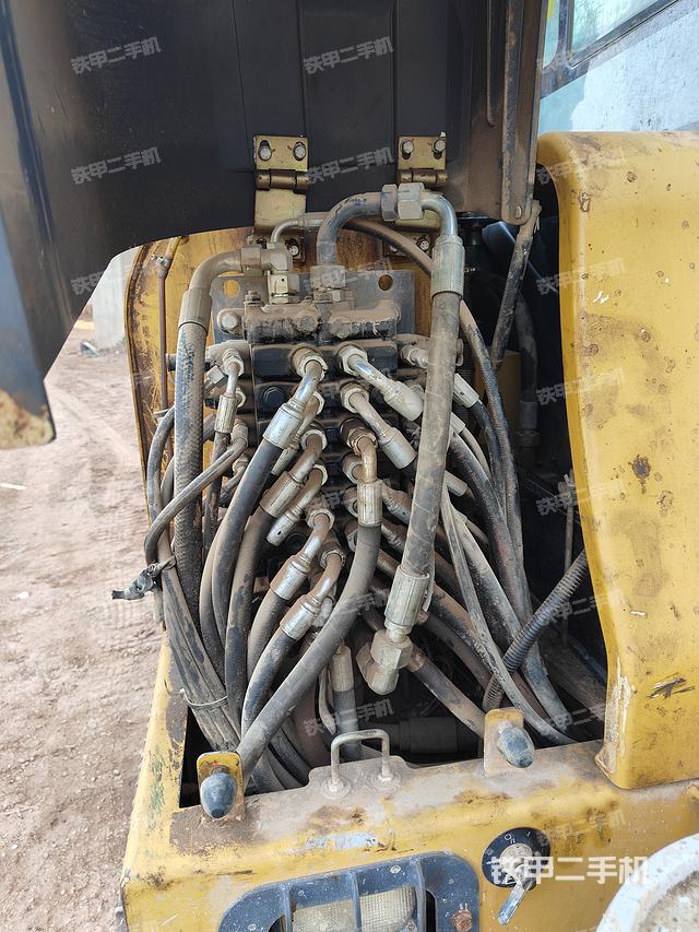 回转马达和主控阀（整机外观）