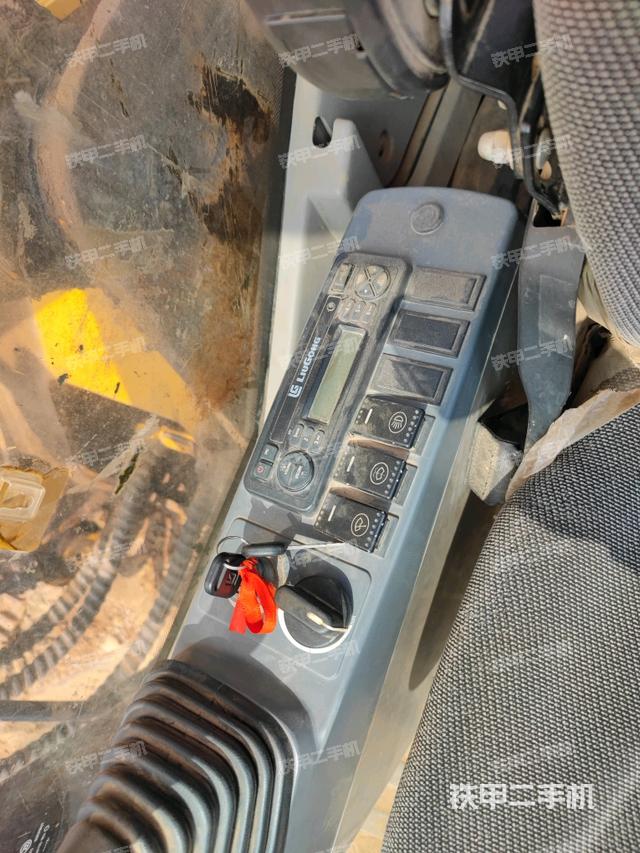 座椅右側(cè)控制臺/鑰匙門/油門/含右手柄（駕駛室部分）