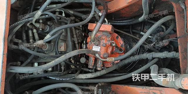 回转马达和主控阀（整机外观）