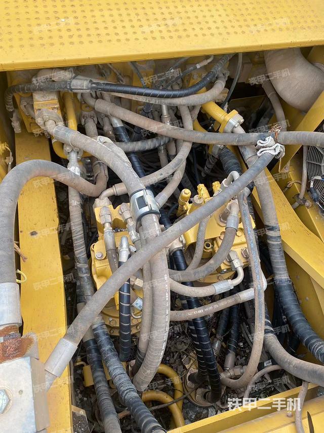 回转马达和主控阀（整机外观）