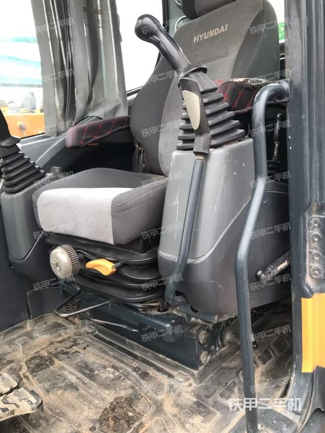 座椅右側(cè)控制臺(tái)/鑰匙門(mén)/油門(mén)/含右手柄（駕駛室部分）