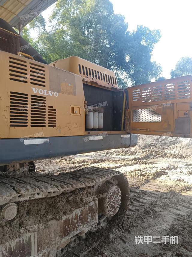 液压泵舱室正面整体（整机外观）