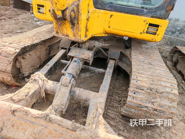 轉(zhuǎn)盤和下車架正前(工作和回轉(zhuǎn)裝置) 轉(zhuǎn)盤和下車架正前(工作和回轉(zhuǎn)裝置)