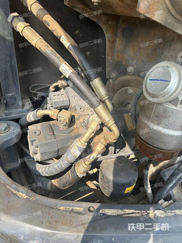 液压泵舱室正面整体（整机外观）