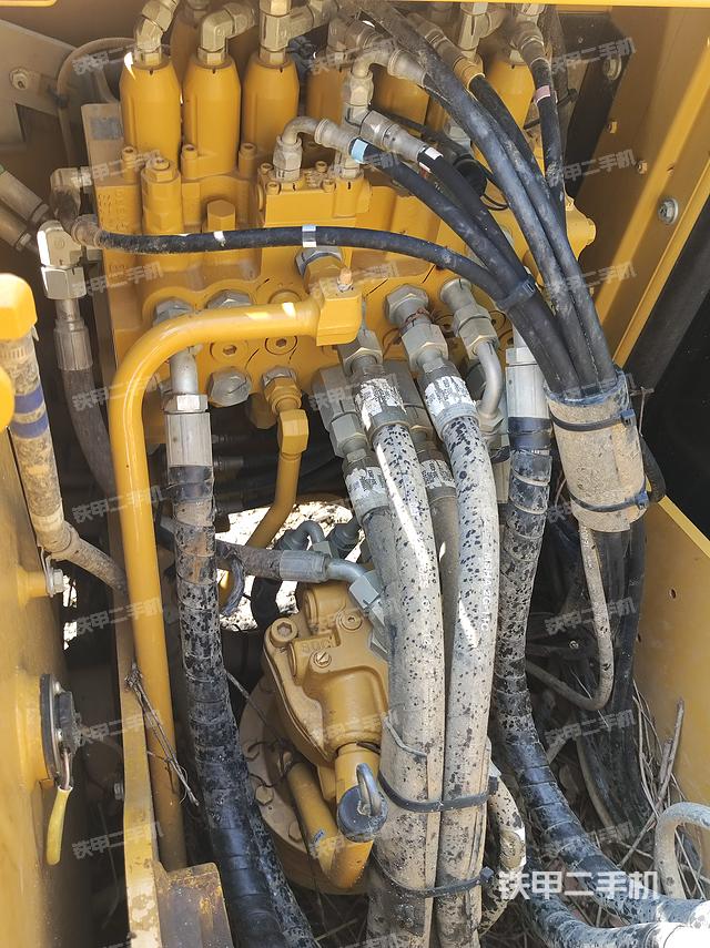 回转马达和主控阀（整机外观）