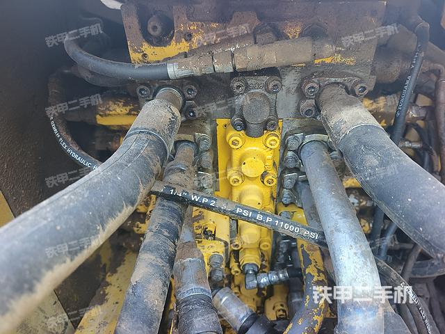 回转马达和主控阀（整机外观）