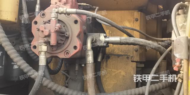 液压泵舱室正面整体（整机外观）