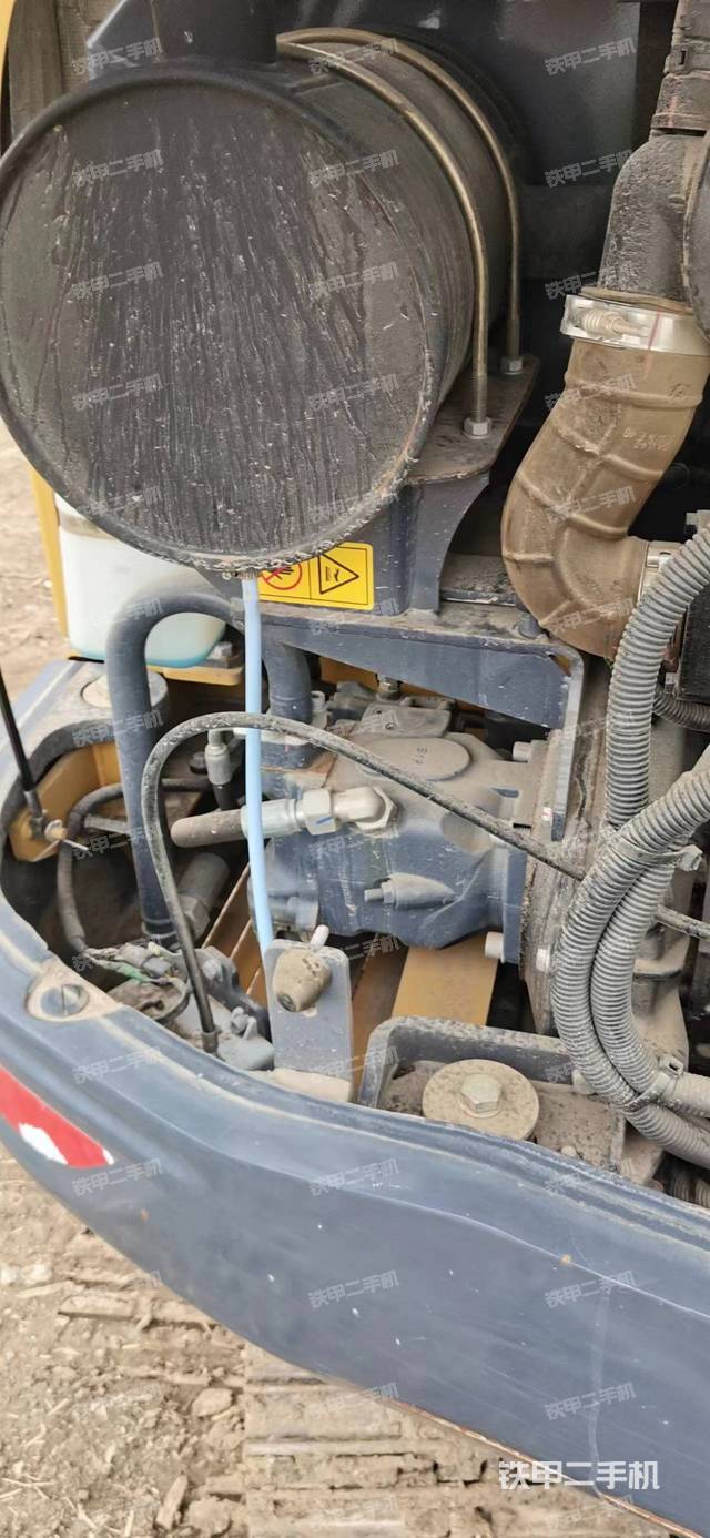 液压泵舱室正面整体（整机外观）