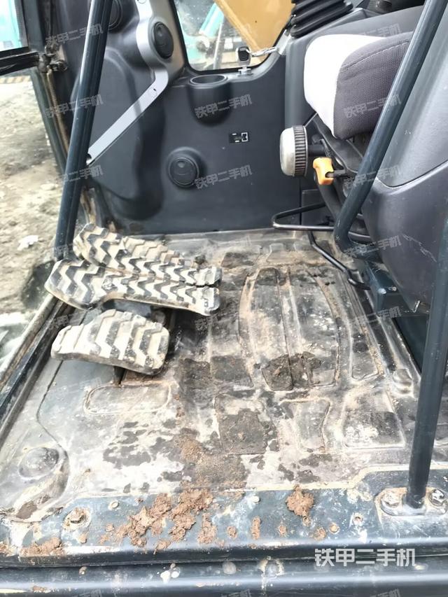 行走控制手柄和踏板?俯拍(駕駛室部分) 行走控制手柄和踏板?俯拍(駕駛室部分)