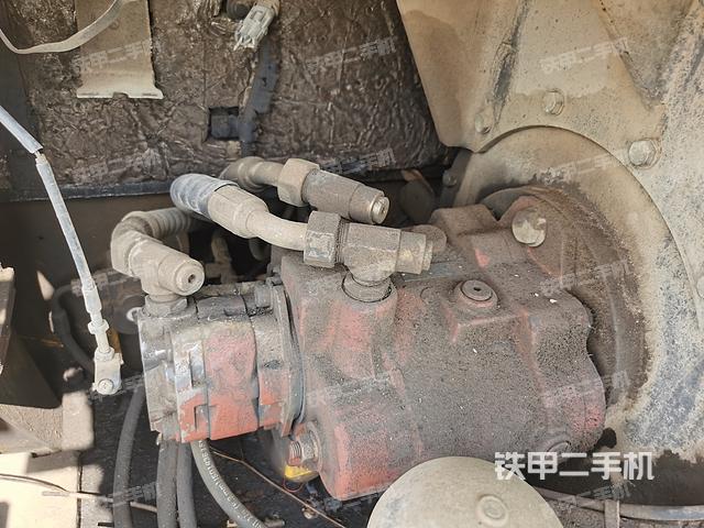 液压泵舱室正面整体（整机外观）