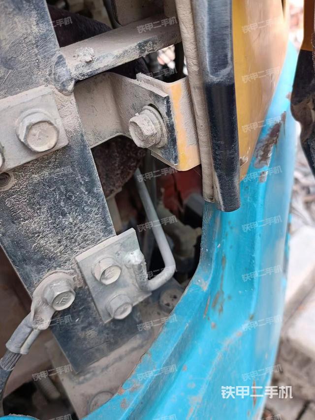 液压泵舱室正面整体（整机外观）