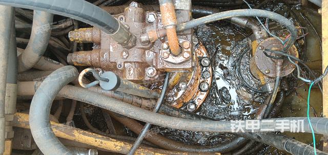 回转马达和主控阀（整机外观）