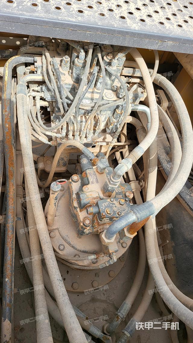 回转马达和主控阀（整机外观）