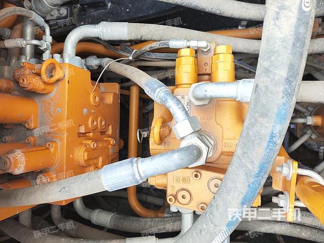 回转马达和主控阀（整机外观）