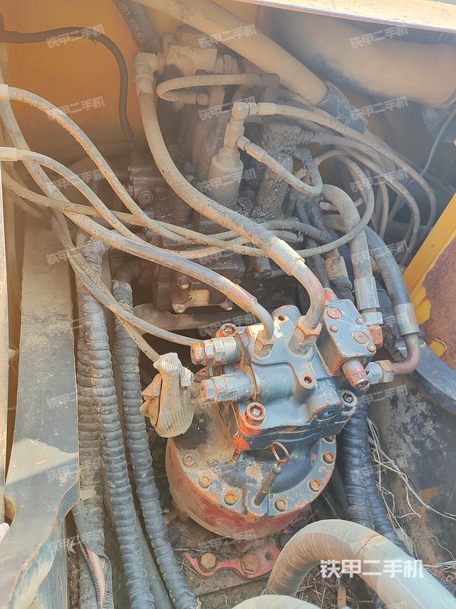 回转马达和主控阀（整机外观）