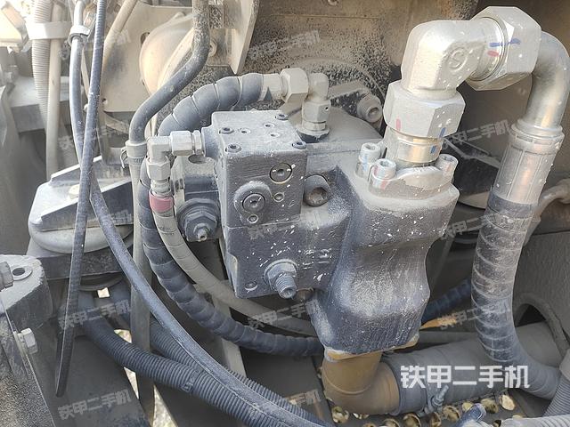 液压泵舱室正面整体（整机外观）